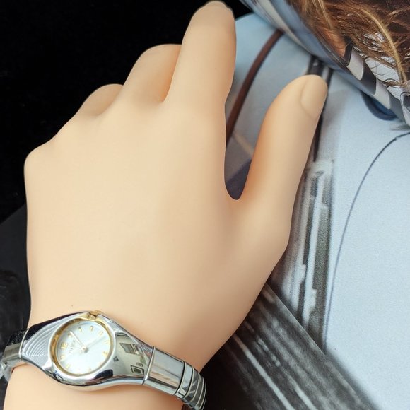 Timex Vintage Wristwatch Stretchable Band Medium wrist Working with New Battery - Picture 2 of 6